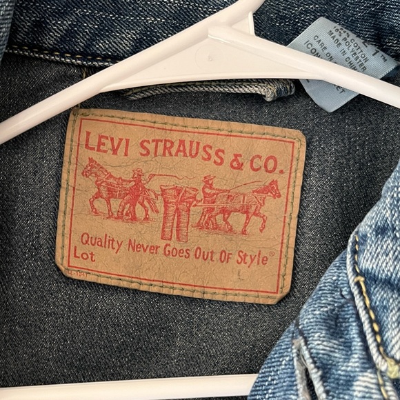 EUC Levi Denim Jacket - Picture 3 of 6